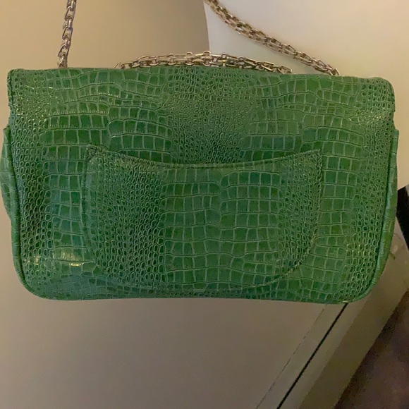 AMIRITA SINGH | green purse with gold chain - Picture 3 of 5